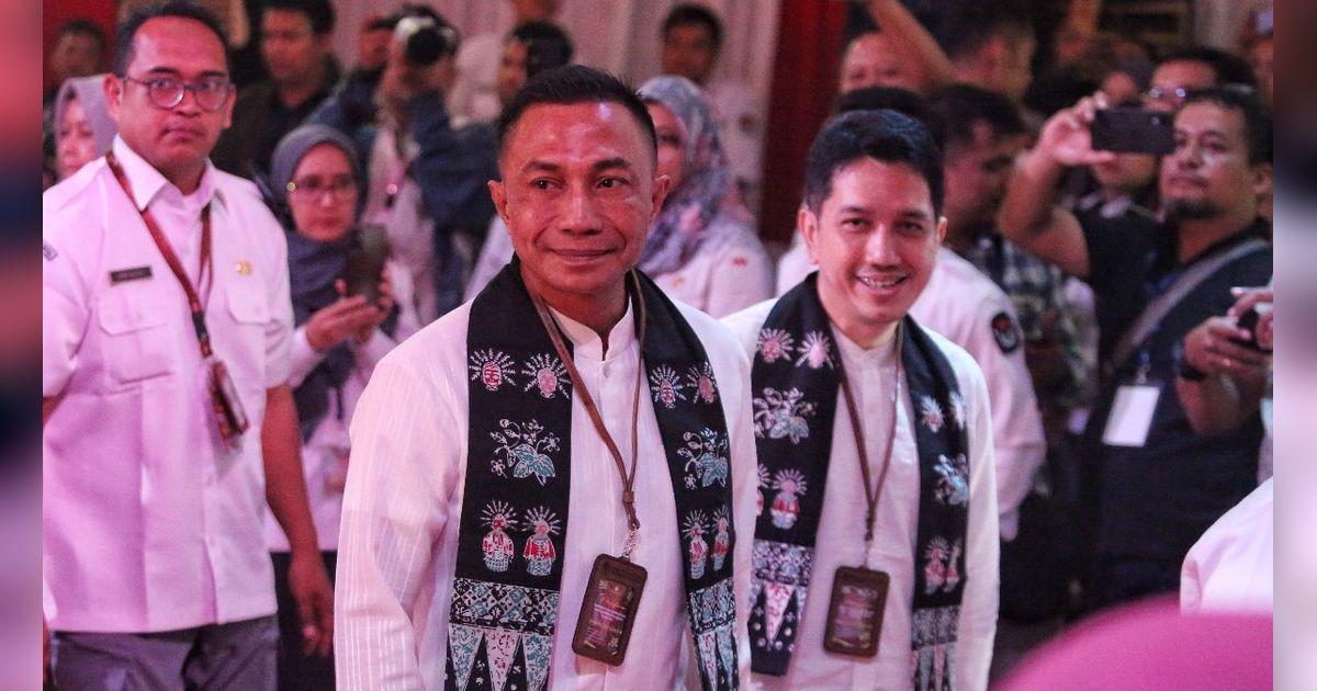 FOTO: Senyum Dharma Pongrekun-Kun Wardana Daftar Pilkada Jakarta Tanpa Kekuatan Politik