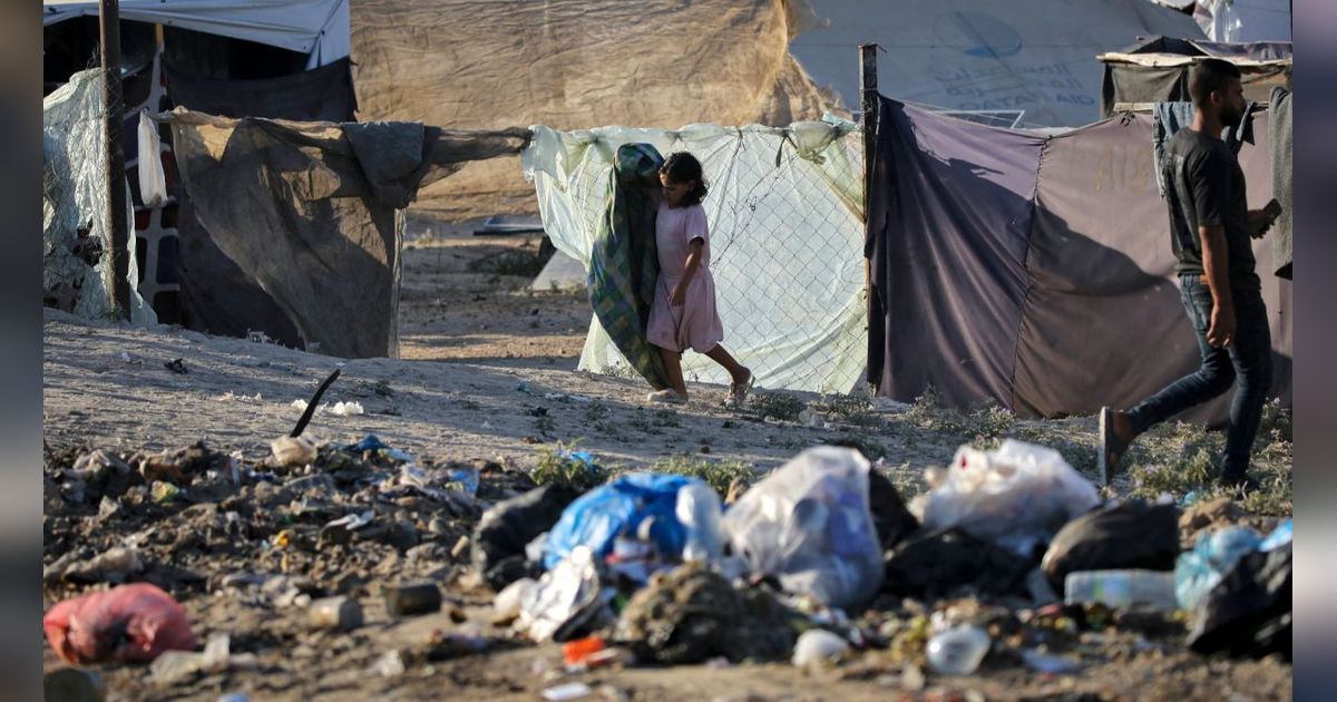 FOTO: Nestapa Pengungsi Palestina Hidup Berdampingan dengan Sampah Menggunung di Jalur Gaza