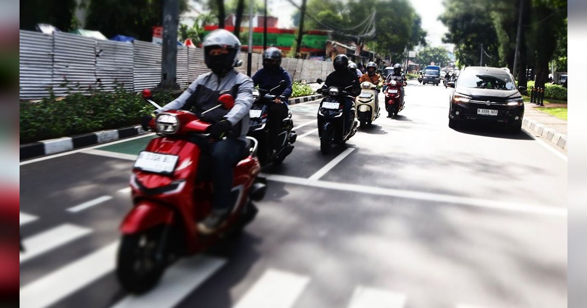 Mengemudikan sepeda motor di waktu padat, sebaiknya tidak sembarangan menyalip kendaraan lain