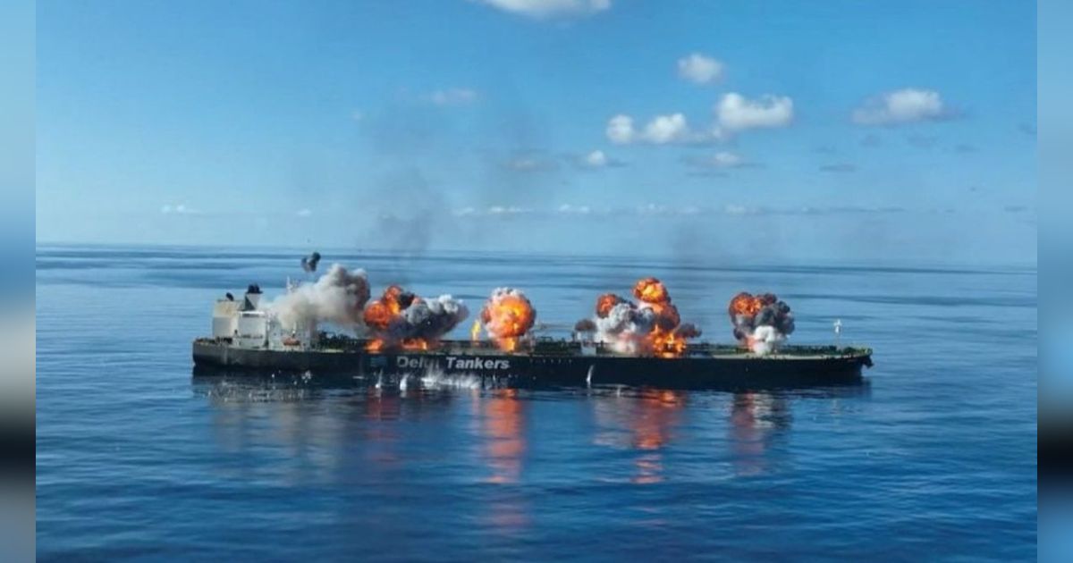 FOTO: Laut Merah Membara, Detik-Detik Militan Houthi Serang dan Bakar Kapal Tanker Angkut 150.000 Ton Minyak Mentah