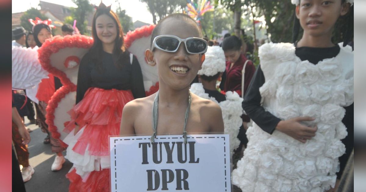 FOTO: Semarak Pawai HUT Kemerdekaan RI ala Pelajar, Diwarnai Gaya Kocak Tuyul 'DPR'