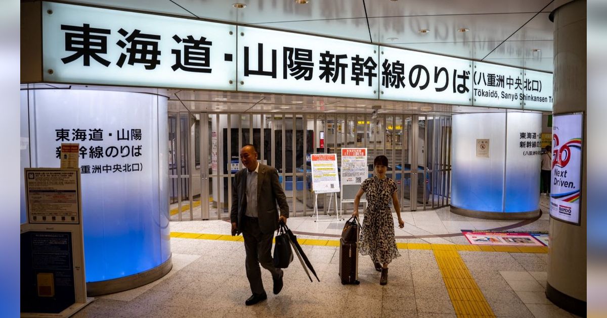 FOTO: Layanan Kereta Cepat Shinkansen Lumpuh Akibat Terjangan Topan Shanshan di Jepang