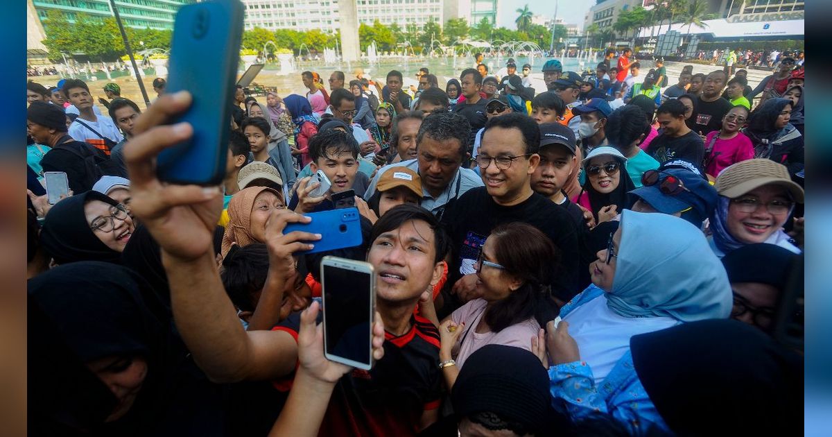 FOTO: Sambangi CFD, Anies Baswedan Diserbu Kerumunan Warga dan Diteriaki 'DKI 1'