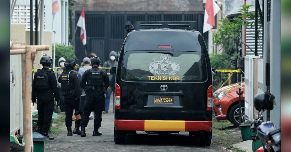 Densus 88 Amankan Orangtua Terduga Teroris di Batu saat Perjalanan ke Jakarta