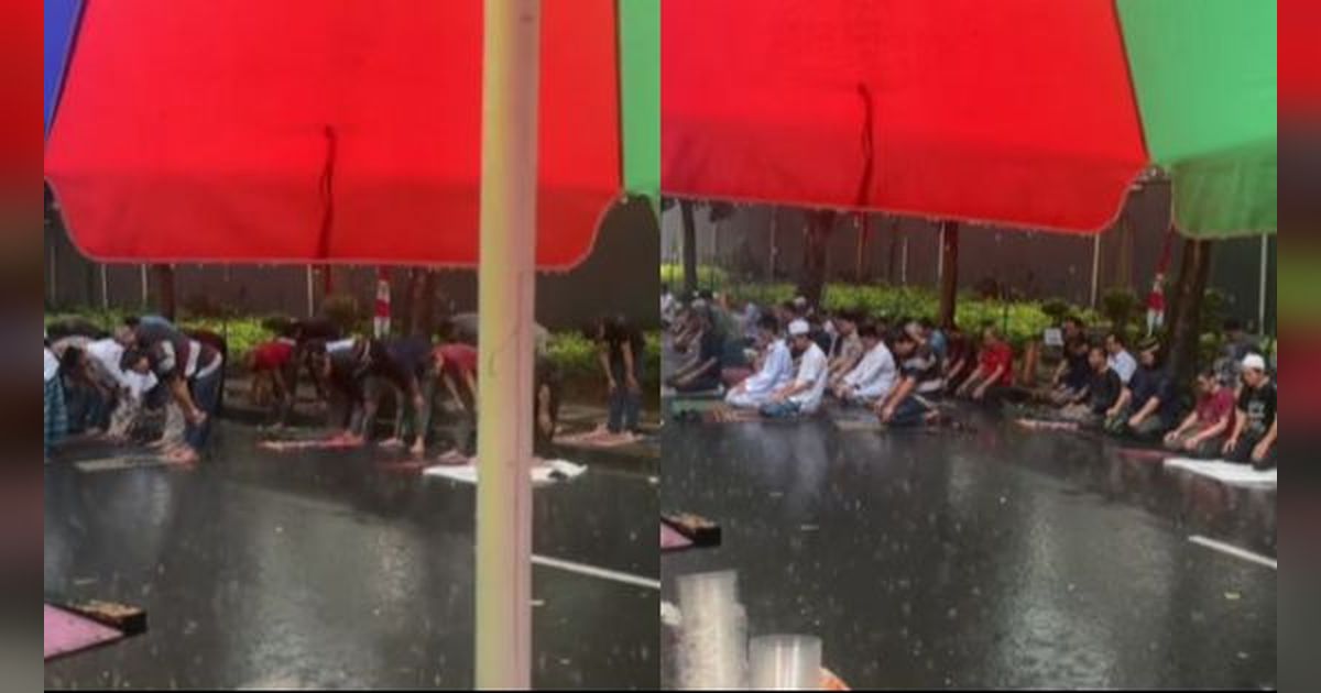 Awalnya Cuma Gerimis, Jemaah Sholat Jumat di Jalanan tetap Bertahan Meski Tubuh Kuyup oleh Hujan