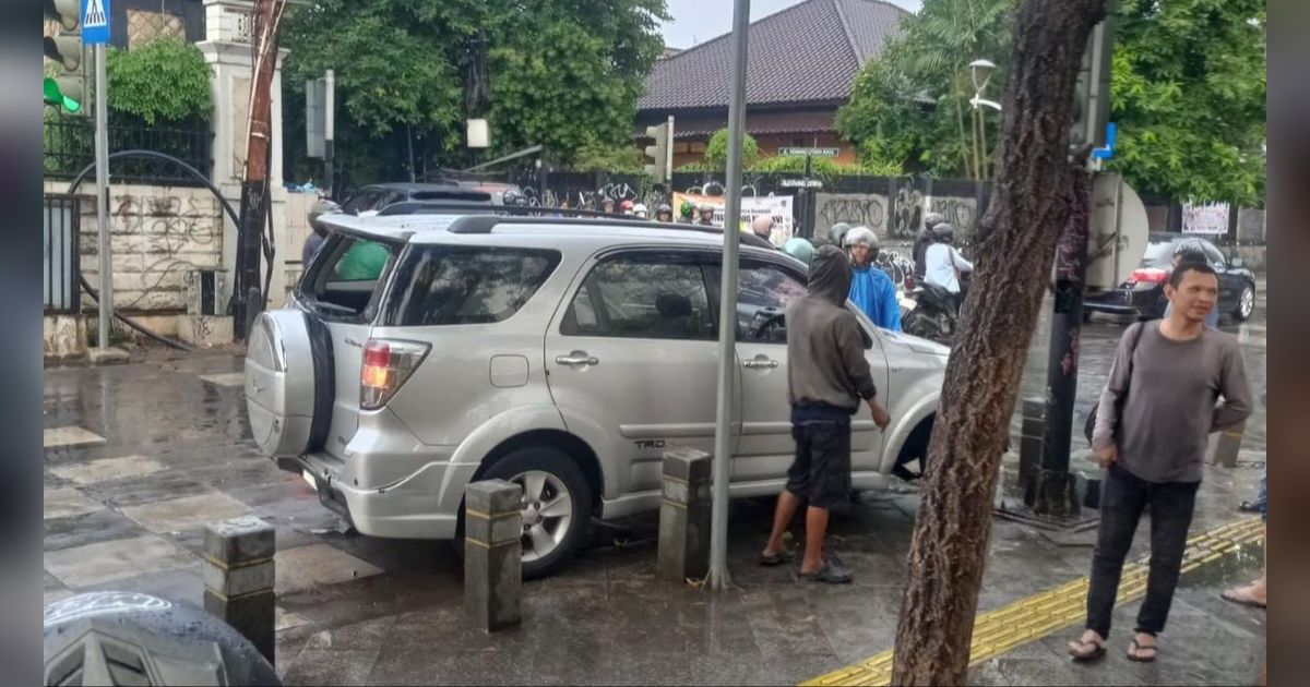 Bocil 9 Tahun Mengemudikan Mobil di Kemang Mengakibatkan Kecelakaan