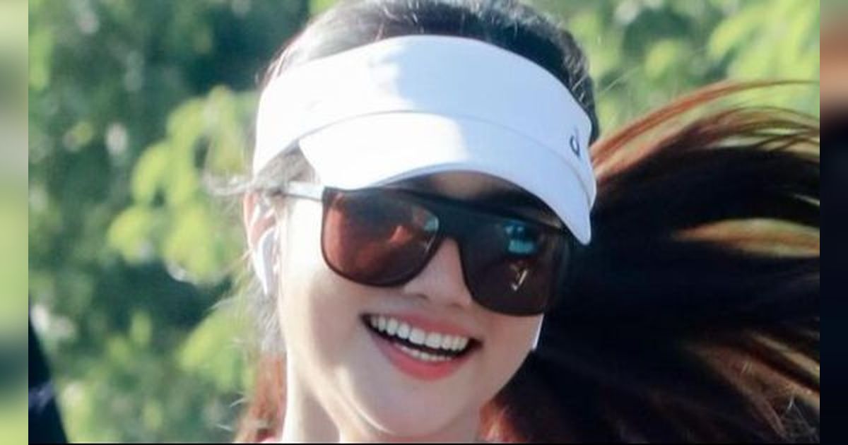 Viral Momen Tangan Fuji Ditarik Emak-Emak Usai Lari Marathon, Situasi Tak Terkendali