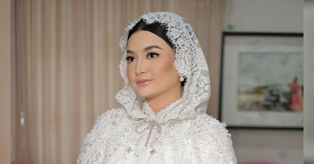 Potret Busana Mewah Putri Juragan Tambak Gresik yang Pernikahannya Heboh dan Viral Banget