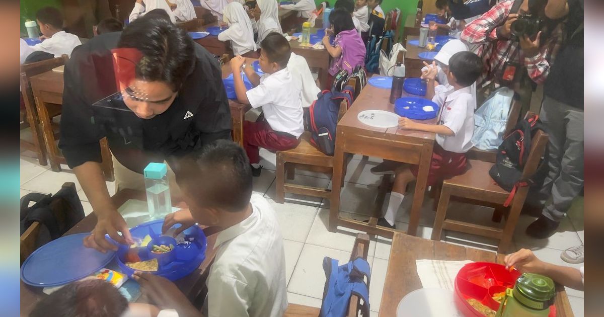 Gibran Saksikan Uji Coba Makan Siang Gratis Gunakan Dana BOS di Kota Tangerang