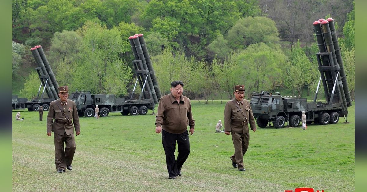 Detik-Detik Pengemudi Perahu Karet Menabrak Dahan Pohon Bikin Rambut Kim Jong Un Rusak, Komen Netizen Kocak