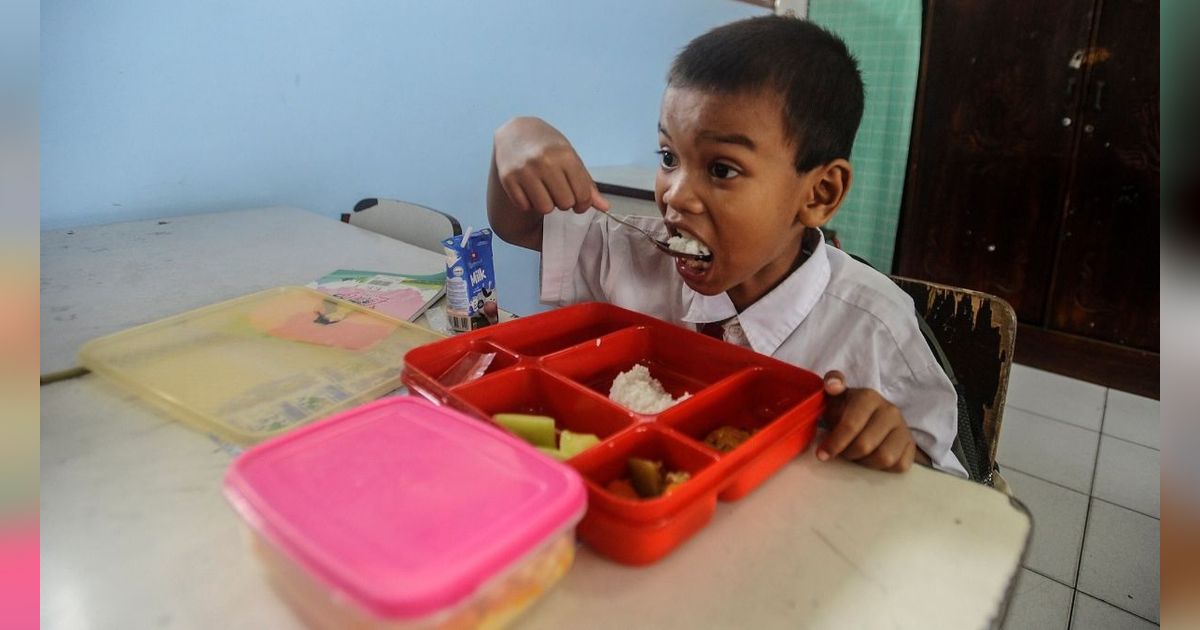 FOTO: Reaksi Murid SD Menikmati Makanan Bergizi Gratis Bersama Gibran