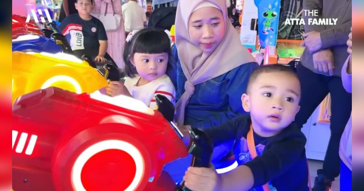 Potret Rayyanza 'Cipung' & Ameena Playdate ke Mal, Ogah Pegangan Tangan & Hanya Ditemani Para Pengasuh