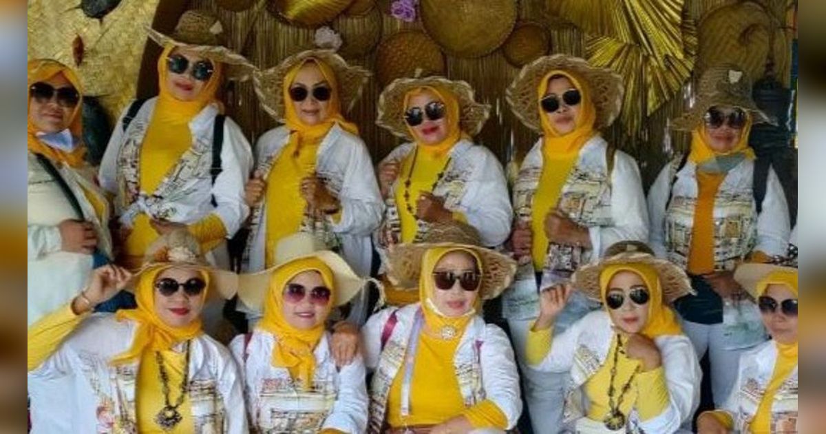 Selalu Tampil Kompak dengan Warna Mentereng, Outfit Kelompok Ibu-Ibu Ini Curi Perhatian