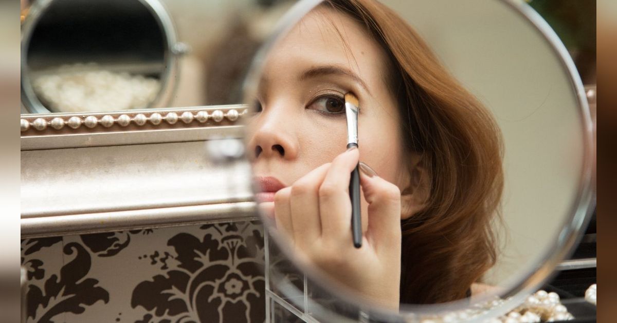 2 Cara Pakai Shimmer Eyeshadow untuk Berikan Kesan Berbeda