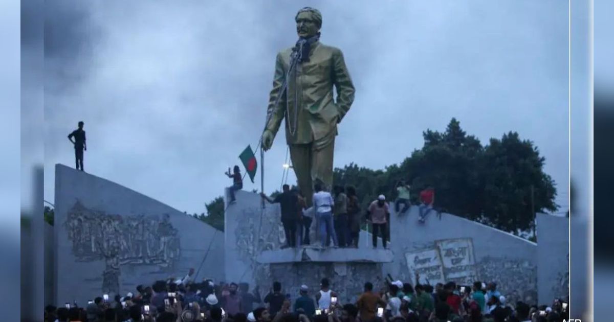 VIDEO Demonstran Robohkan Patung Ayah Mantan PM Bangladesh Pakai Kapak dan Ekskavator