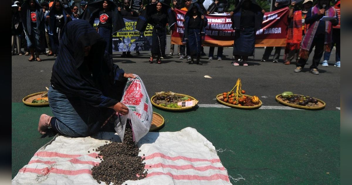 FOTO: Protes Keberadaan Perusahaan Tambang, Masyarakat Dairi Geruduk Mahkamah Agung Menuntut Keadilan