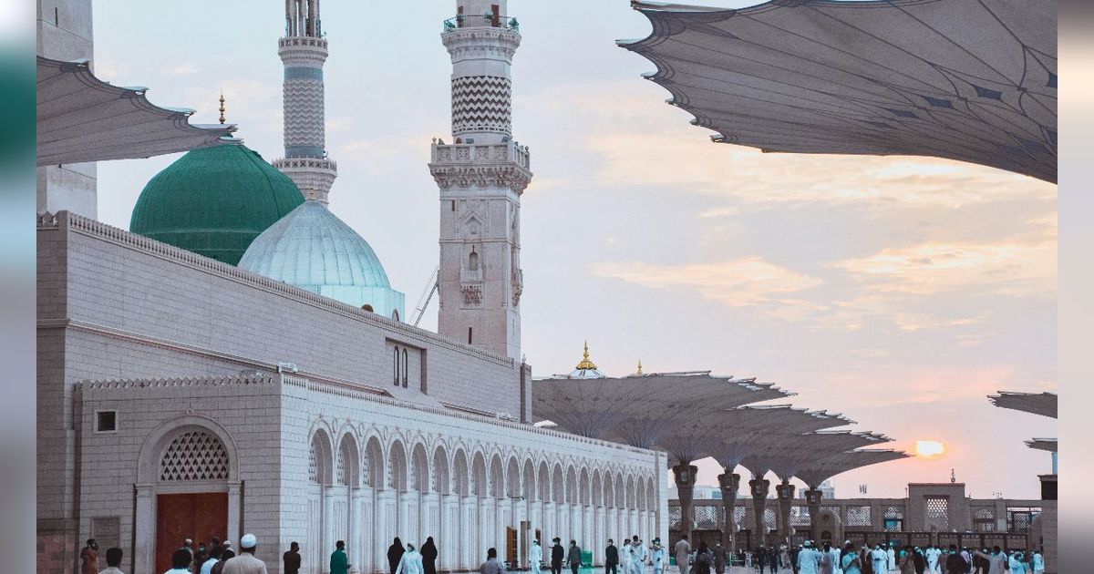 Viral Selebgram Bawa Pod di Madinah, Ini Adab-Adab di Tanah Suci yang Wajib Diketahui