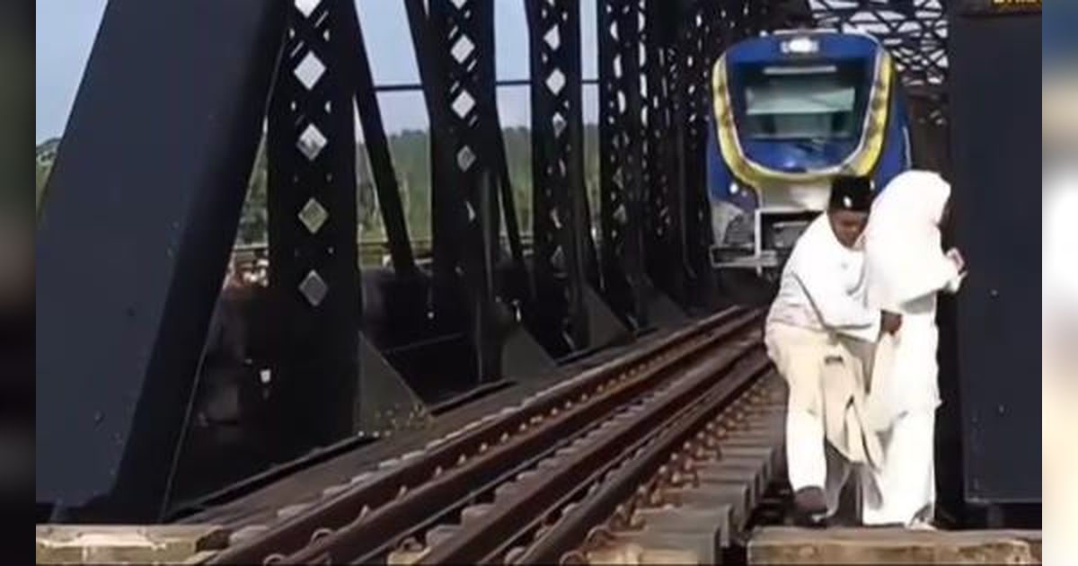 Foto Prewedding di Pinggir Rel, Pasangan Pengantin Nyaris Ditabrak Kereta Api, Netizen: 'Rencana Bulan Madu di Alam Sebelah'