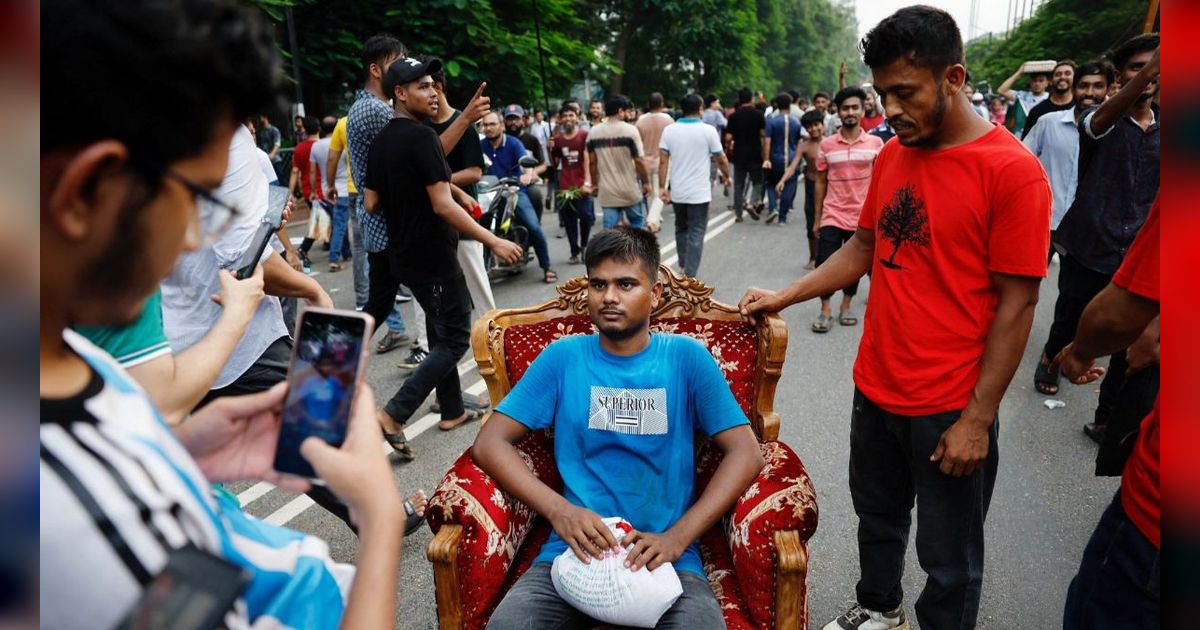 FOTO: Aksi Pengunjuk Rasa Serbu Rumah PM Bangladesh, TV hingga Perabotan Dijarah