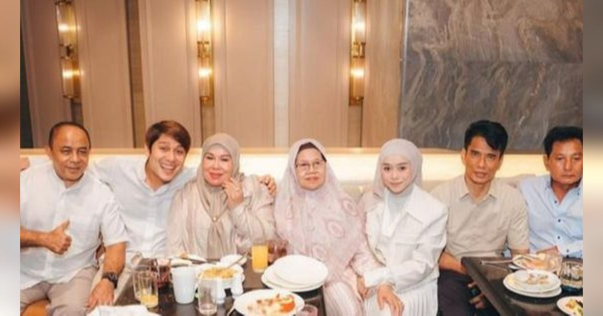 Dirayakan di Restoran Mewah, 7 Foto Ulang Tahun Lesti Kejora Bersama Suami dan Dua Keluarga Besar