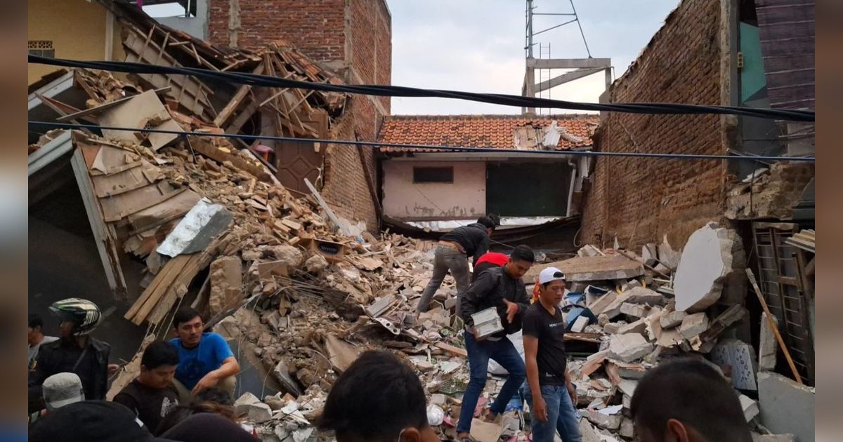 Detik-Detik Rumah 3 Lantai di Bandung Ambruk Rata dengan Tanah
