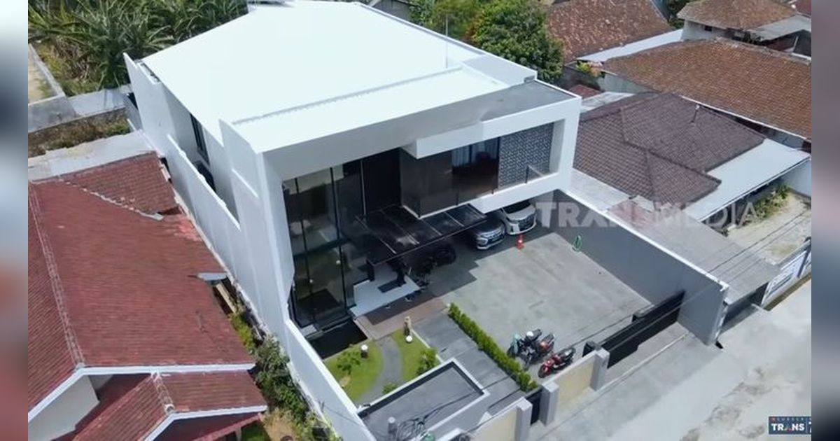 Viral, 10 Potret Rumah Mewah Tukang Makeup di Lampung, Bak Istana di Tengah Perkampungan