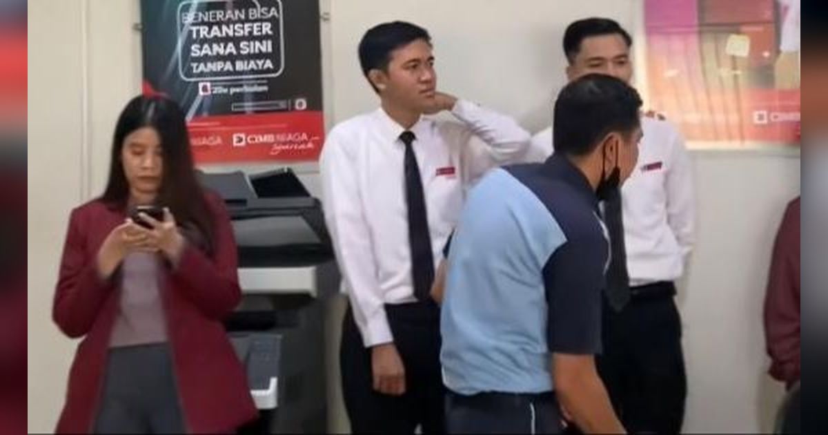 Deg-degan Dikumpulkan Bersama Karyawan, Office Boy Terkejut dan Terharu Dikasih Kejutan Ulang Tahun, Netizen: 'Memanusiakan Manusia'