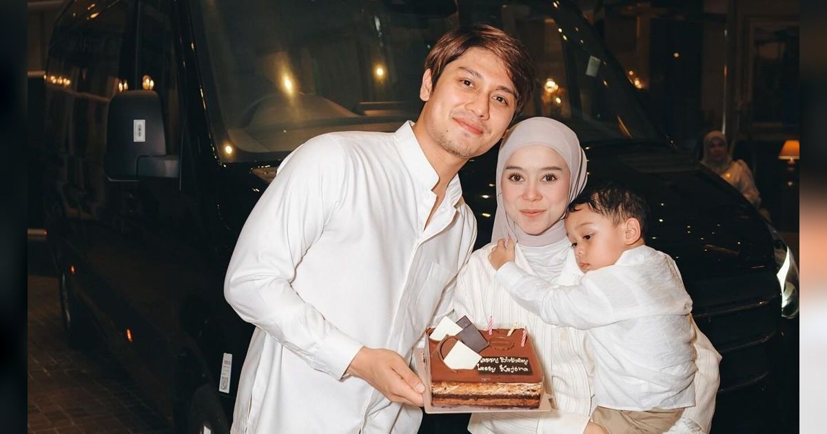 8 Potret Rizky Billar Beri Kado Super Mewah Untuk Lesti Kejora, Harganya Bikin Kantong Menjerit