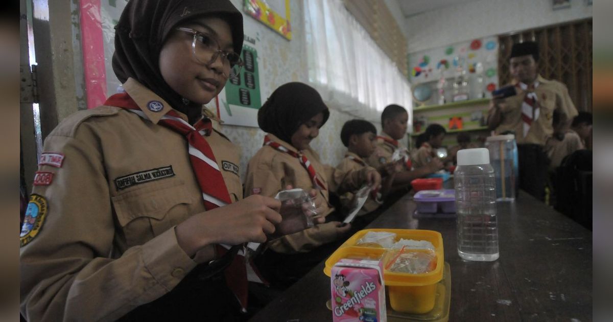 FOTO: Lahapnya Siswa SD di Jakarta Santap Makan Bergizi Gratis, Ini Menunya!