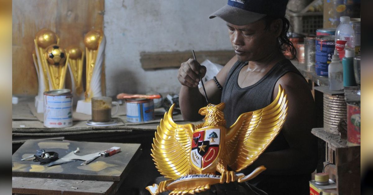 FOTO: Pemintaan Kerajinan Patung Garuda Pancasila Meningkat Jelang HUT ke-79 Kemerdekaan RI