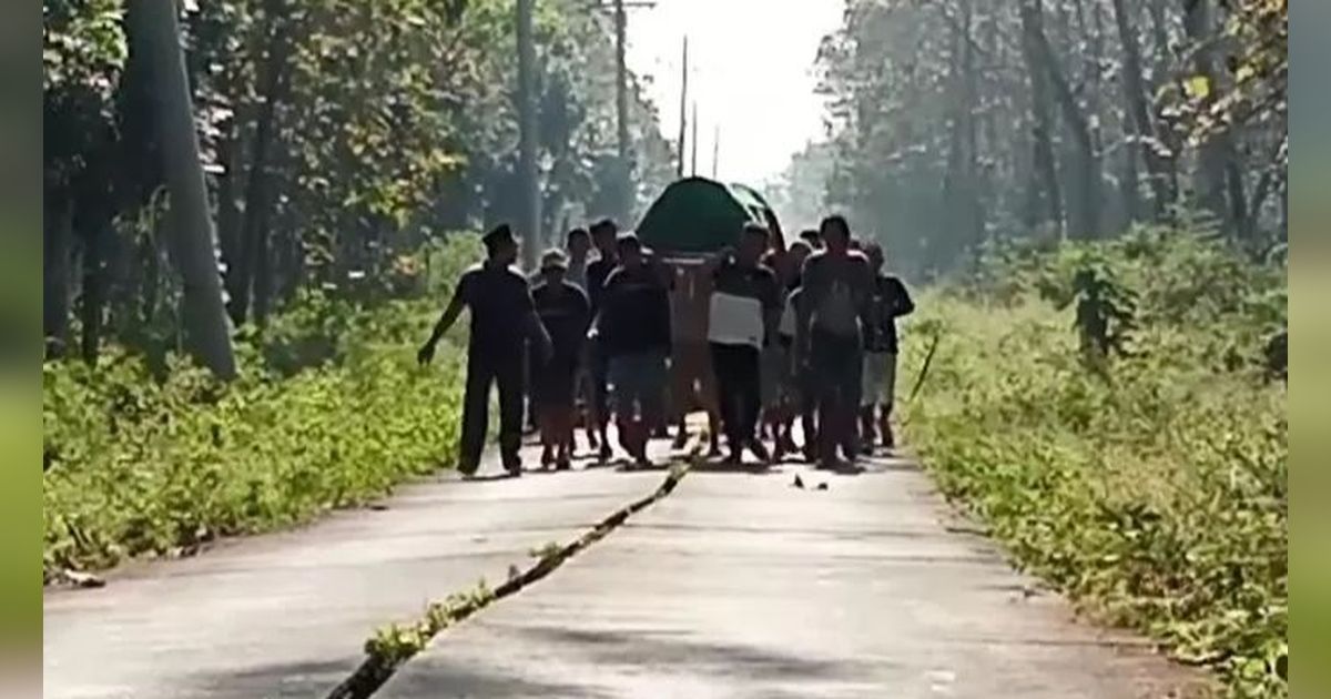Fakta-fakta Jenazah di Jombang Ditandu 3 Km Gegara Tak Boleh Pakai Ambulans Desa