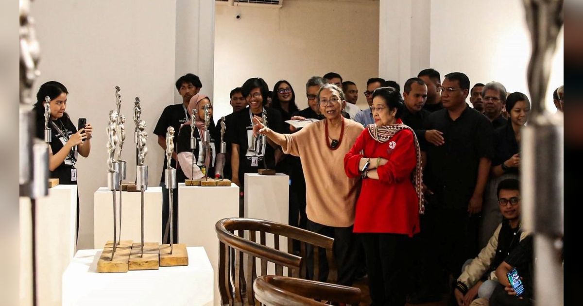 FOTO: Megawati Soekarnoputri Napak Tilas ke Galeri Nasional Saksikan Sejarah Kelam Bangsa lewat Pameran Seni Rupa