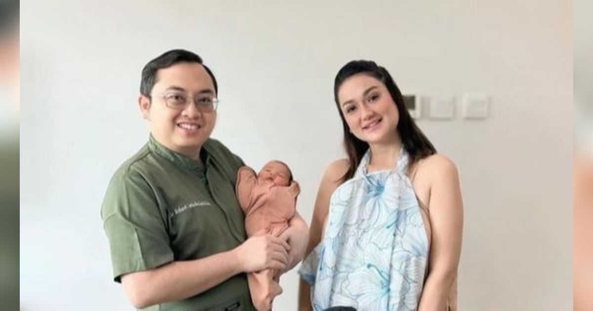 Tetap Kuat Meski Tanpa Andrew Andika, 8 Foto Kegiatan Tengku Dewi Putri Usai Melahirkan