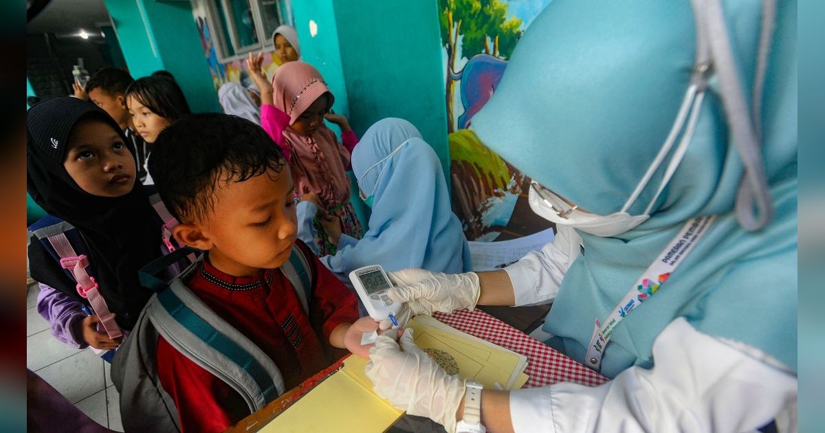 FOTO: Potret Siswa SD di Tangerang Selatan Antre Jalani Tes Gula Darah