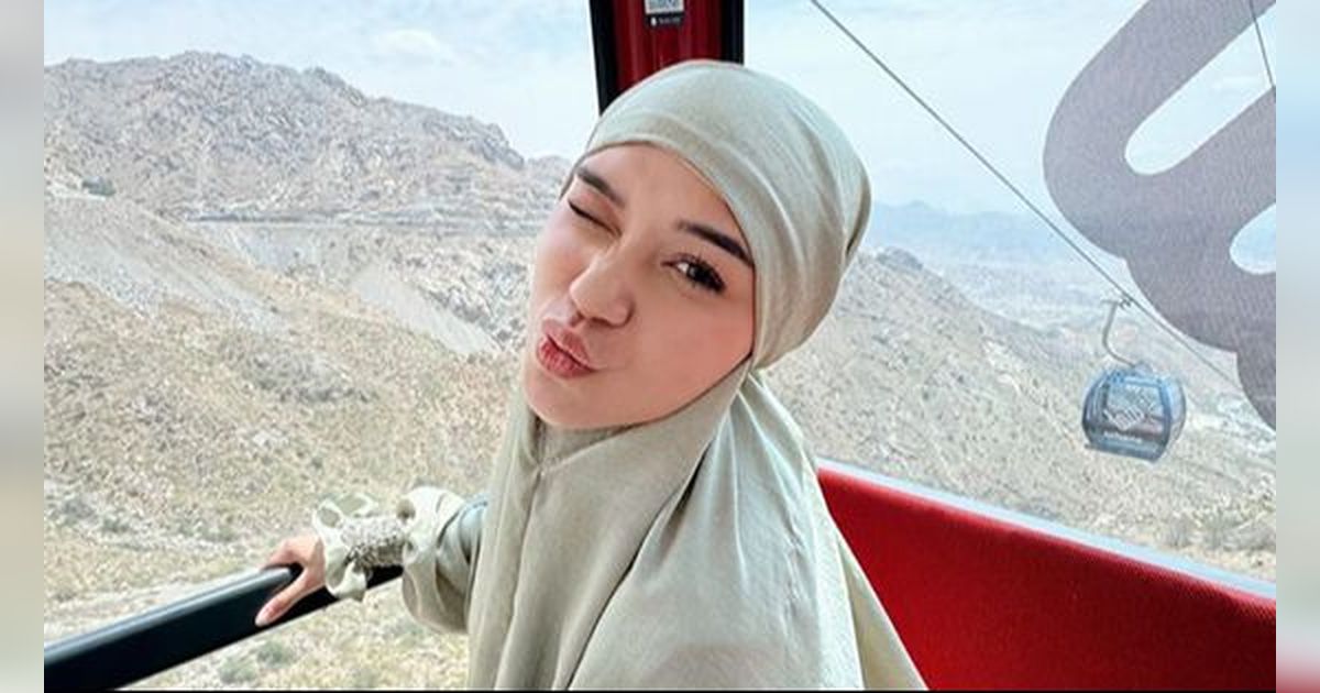 8 Potret Lula Lahfah saat Menjalani Umrah, Naik Cable Car
