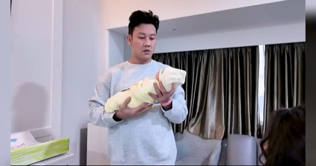 10 Potret Denny Sumargo Pas Lagi Momong Anak, Sangking Sigapnya Sampai Ketiduran