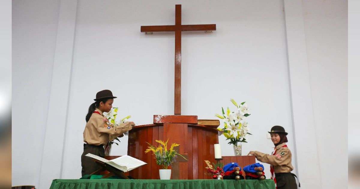 FOTO: Aksi Anggota Pramuka Bersih-Bersih Gereja di Jakarta