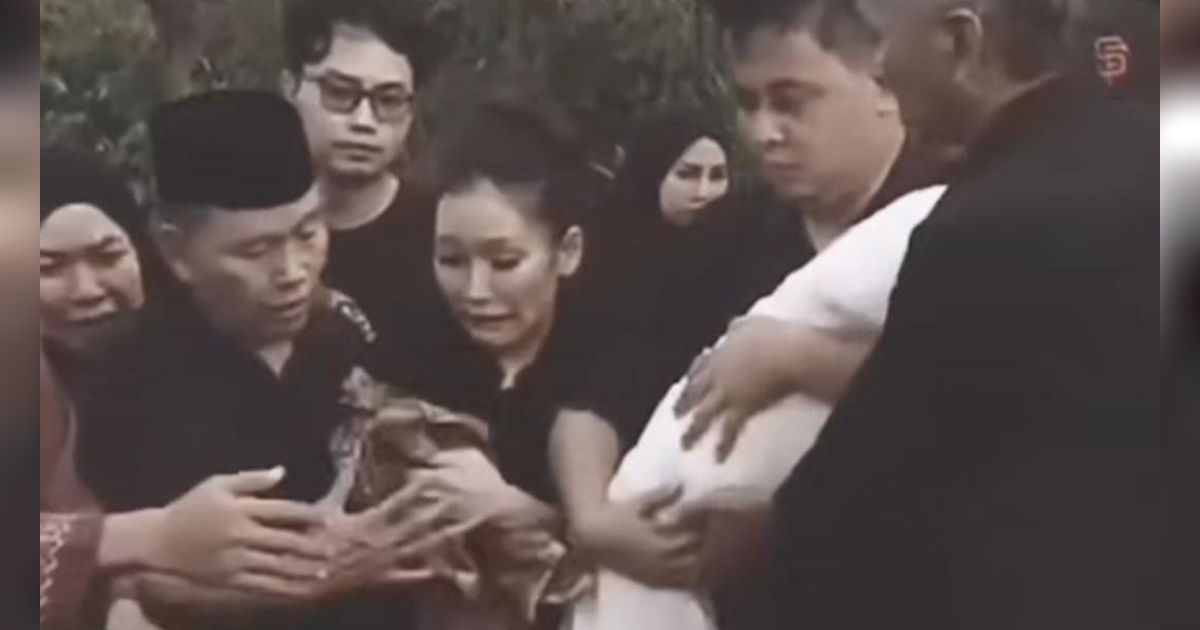 Tangis Ayu Ting Ting Pecah di Pemakaman Anak Kedua Syifa yang Meninggal Dunia di Usia 1,5 Bulan