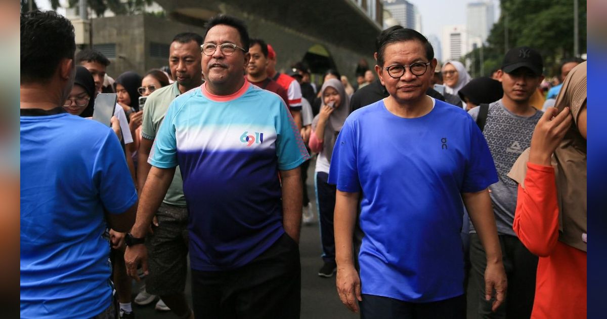 FOTO: Kompak Pakai Kaos dan Celana Pendek, Pasangan Pramono Anung-Rano Karno Olahraga Jalan Santai di CFD Jakarta