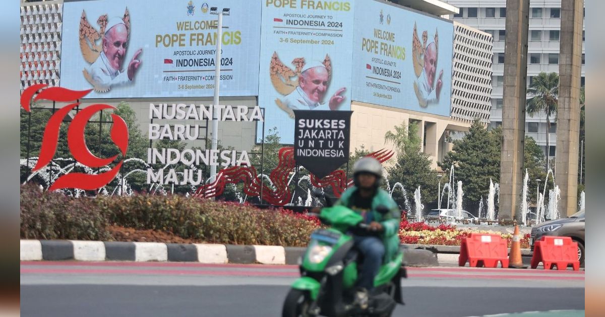 FOTO: Jelang Kedatangan ke Indonesia, Ucapan Selamat Datang Paus Fransiskus Menghiasi Kota Jakarta