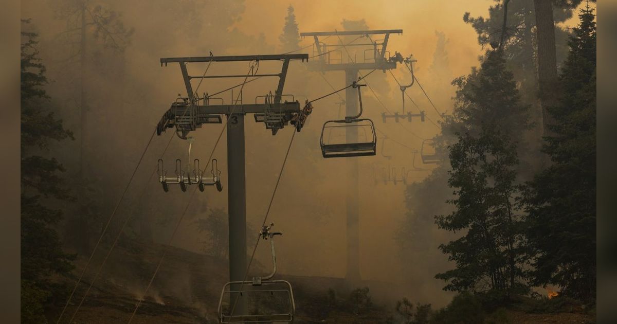 FOTO: Ekstremnya Gelombang Panas di Amerika Serikat, Amukan Kebakaran Hutan Hancurkan Resor Ski