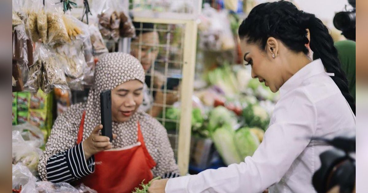 Potret Kris Dayanti Blusukan ke Pasar & Grebek Tahlilan Warga di Batu, Berkemeja Putih Tetap Stunning