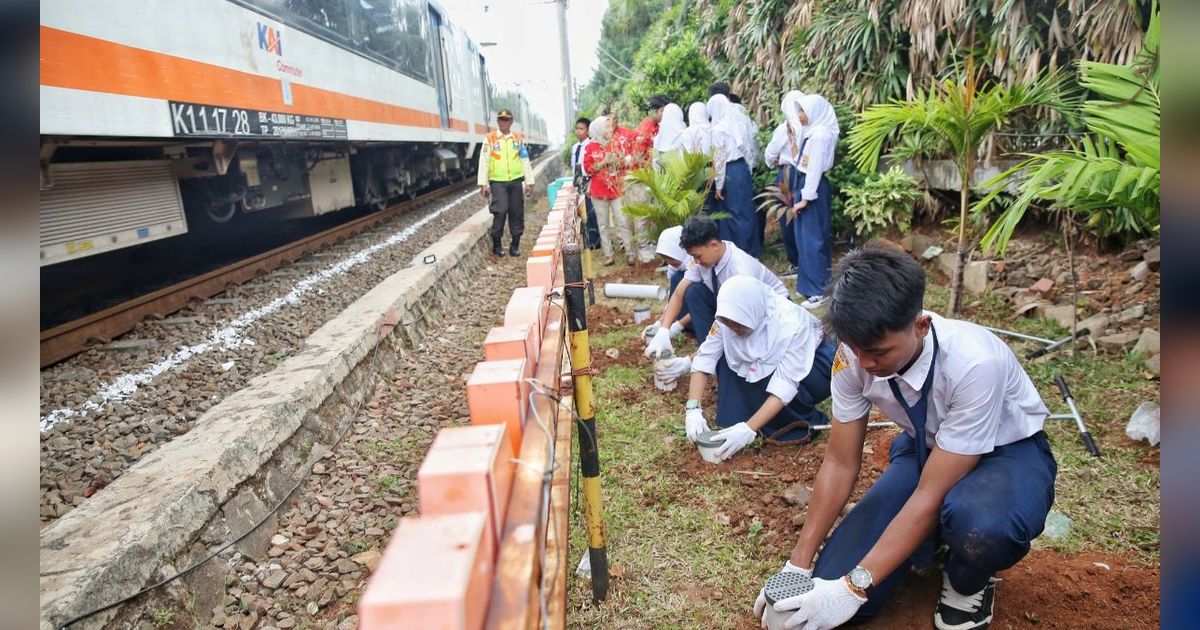 FOTO: Gerakan Green Commuter, KAI Ajak Pelajar Bikin Ribuan Lubang Biopori untuk Cegah Banjir di Jalur Kereta