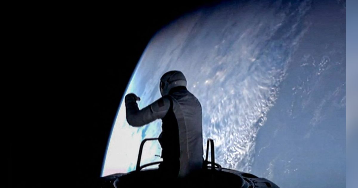 FOTO: Miliarder AS Terbang ke Luar Angkasa Naik Roket SpaceX, Ini Potretnya Lihat Bumi Secara Langsung