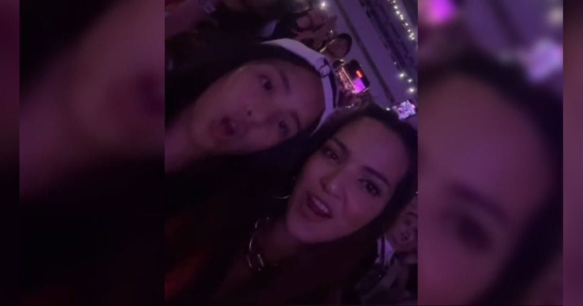 Potret Keseruan Nia Ramadhani Bareng Mikhayla saat Nonton Konser Bruno Mars, Potret Ibu dan Anak Kompak Banget!