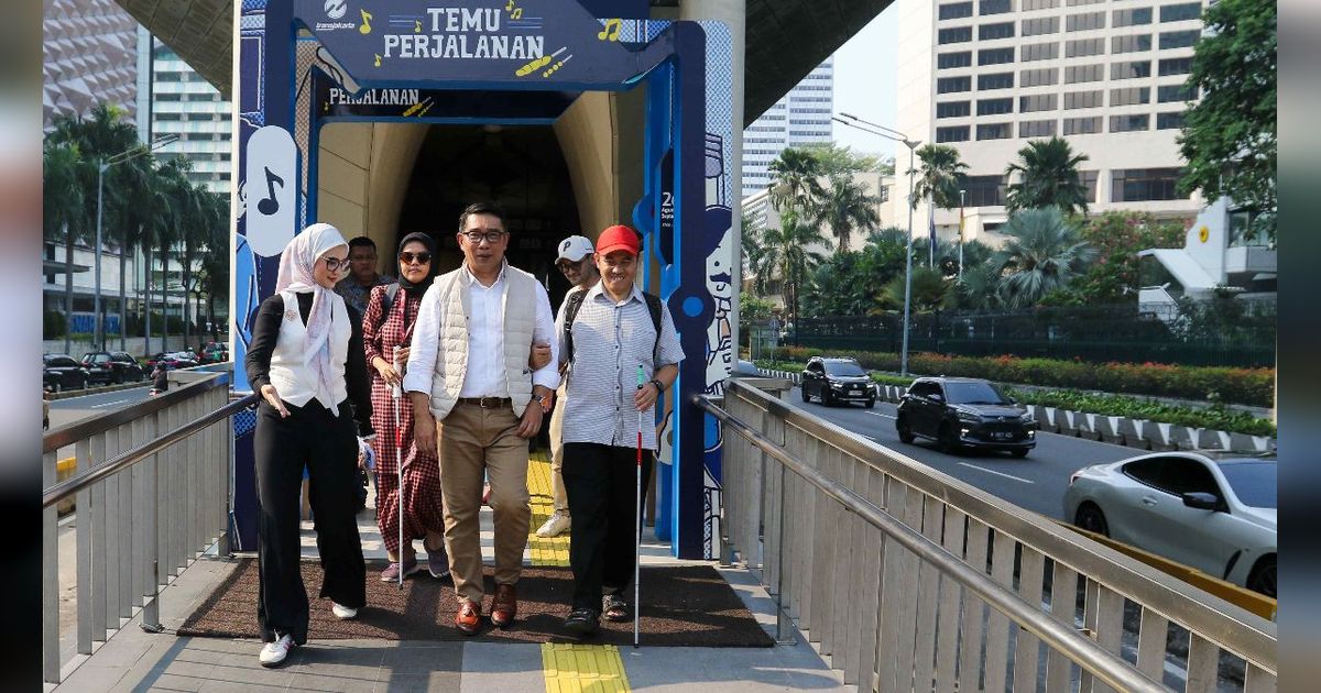 FOTO: Ridwan Kamil Ajak Penyandang Difabel Tinjau Akses Disabilitas di Halte Transjakarta