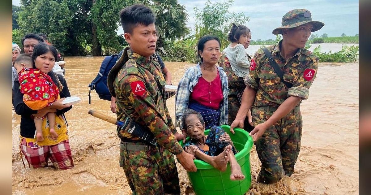 FOTO: Terjangan Topan Yagi Picu Banjir Dahsyat di Myanmar, Warga Dievakuasi Pakai Perahu hingga Ember