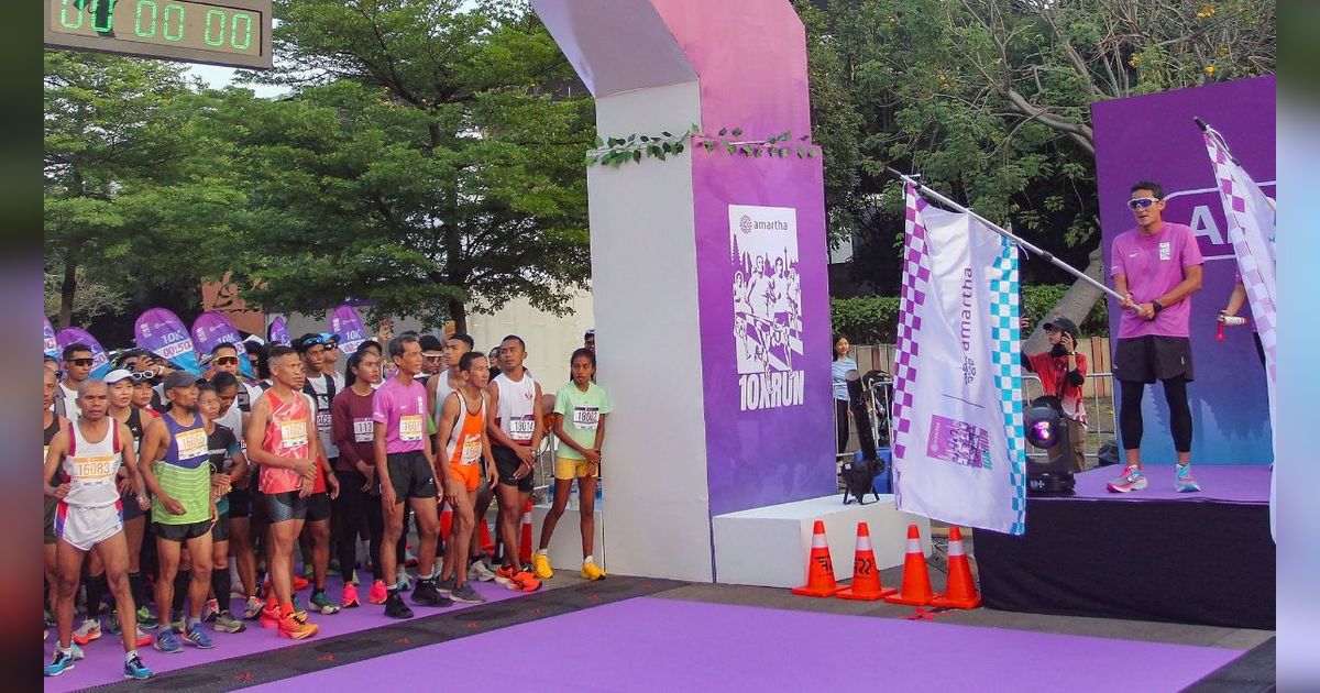 FOTO: Sandiaga Uno Lepas Ribuan Pelari Mengikuti Amartha 10x Run dari Gelora Bung Karno