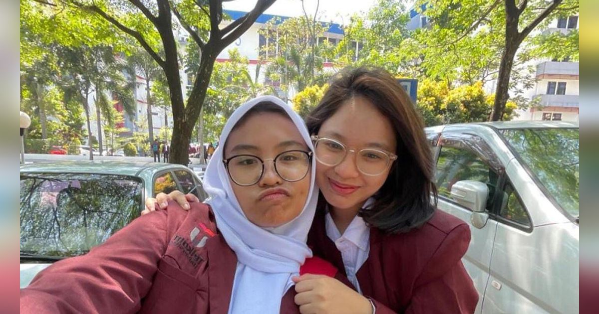 Potret Cantik Shakiena Azalea Putri Pasha Ungu Pakai Jas Almamater Kampus, Ibu Galau Dinggal Anaknya Kuliah di Bandung