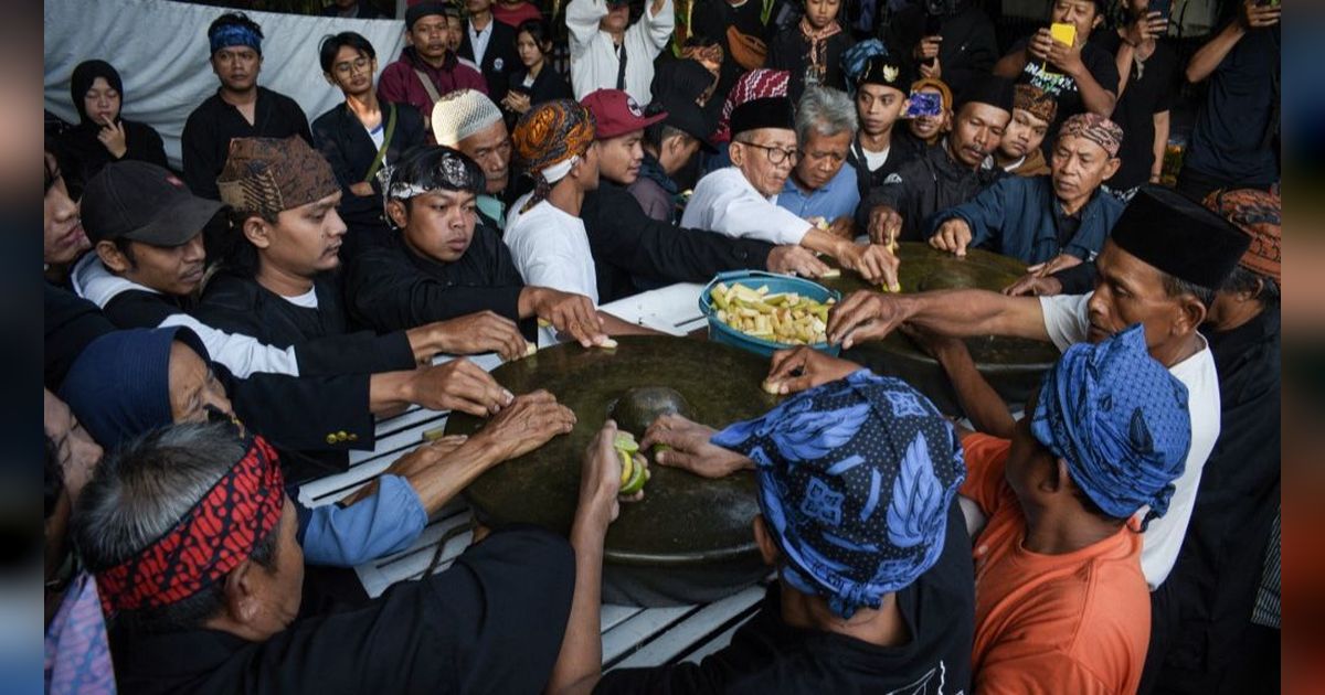 FOTO: Mengintip Tradisi Ngarumat Pusaka Saat Peringatan Maulid Nabi Muhammad